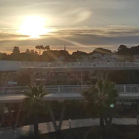 Centre Port,Studio Cosy,Vue Piscine Et Sur Le Parking Prive Ainsi Que Le Mont Saint Martin Agde Luaran gambar