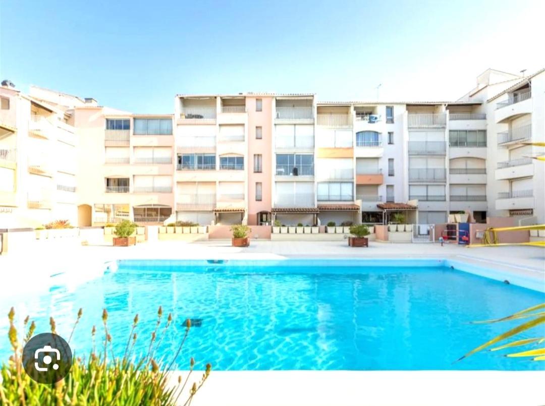 Centre Port,Studio Cosy,Vue Piscine Et Sur Le Parking Prive Ainsi Que Le Mont Saint Martin Agde Luaran gambar