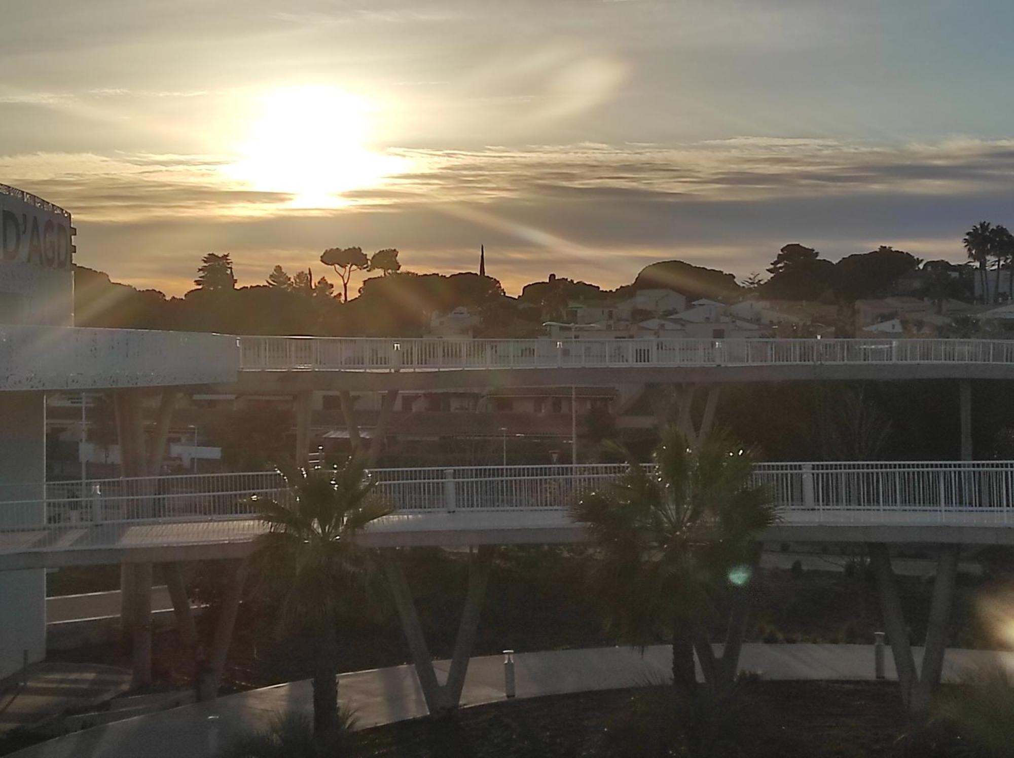 Centre Port,Studio Cosy,Vue Piscine Et Sur Le Parking Prive Ainsi Que Le Mont Saint Martin Agde Luaran gambar