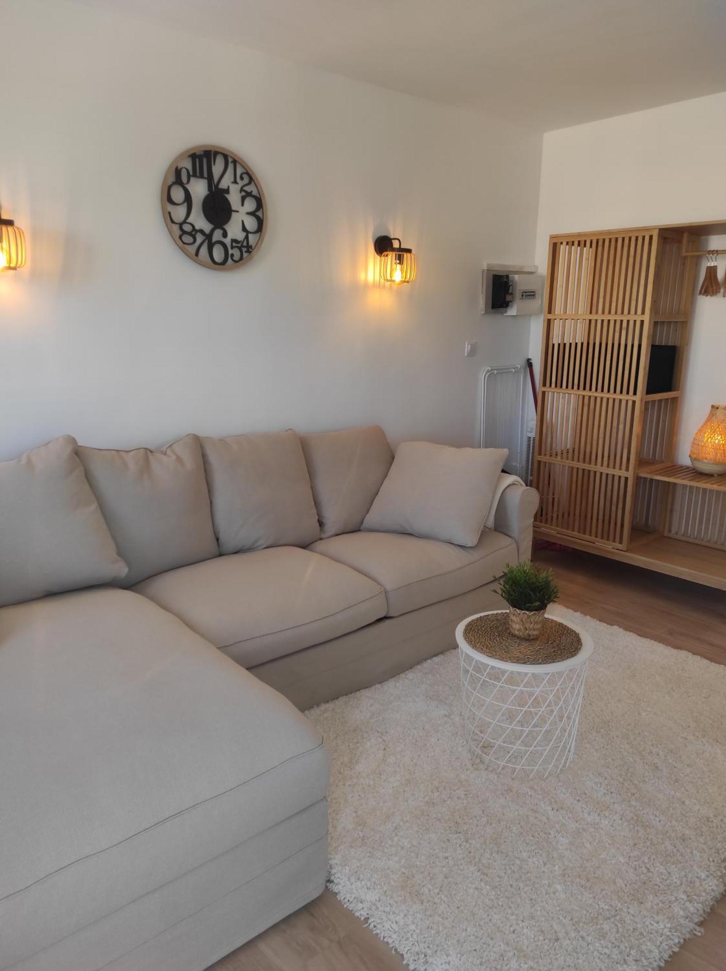 Centre Port,Studio Cosy,Vue Piscine Et Sur Le Parking Prive Ainsi Que Le Mont Saint Martin Agde Luaran gambar