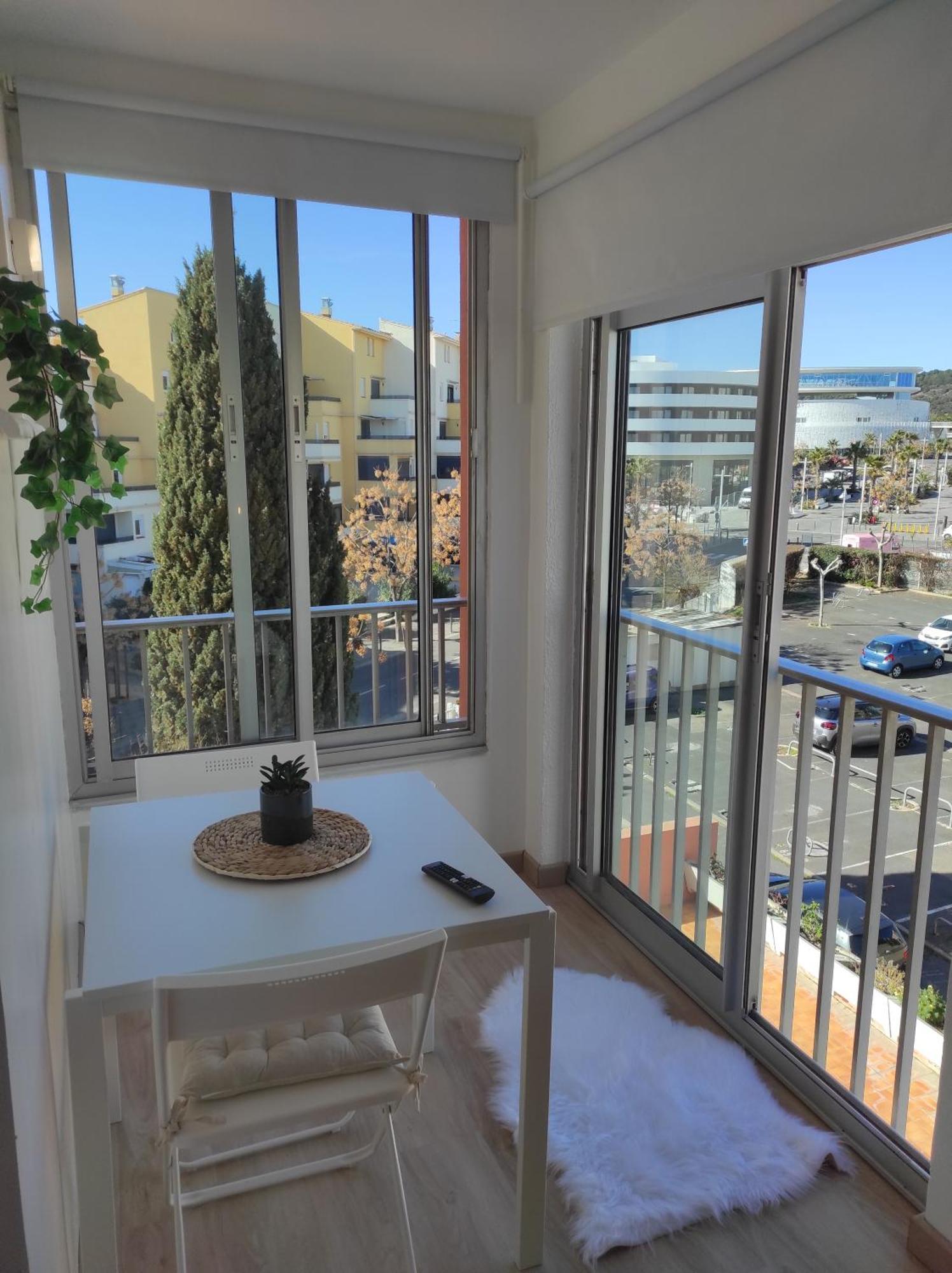 Centre Port,Studio Cosy,Vue Piscine Et Sur Le Parking Prive Ainsi Que Le Mont Saint Martin Agde Luaran gambar